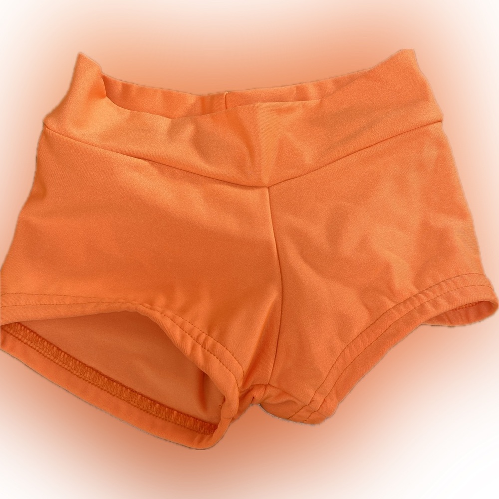 Details Dancewear Short
Bright orange short shorts 
Child size small (4/5)